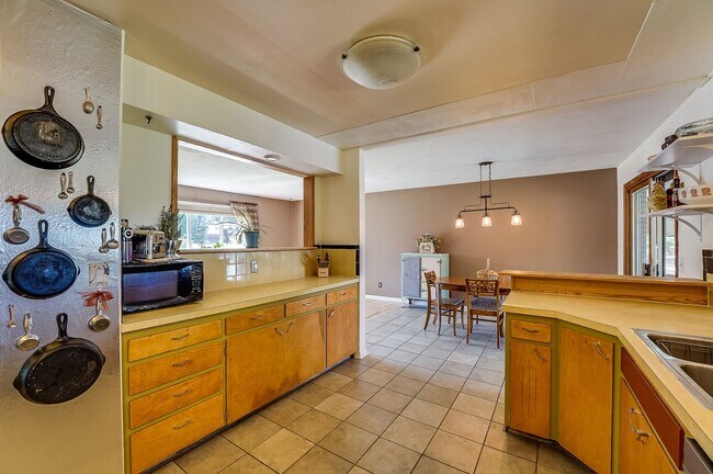 Building Photo - 4 bed, 2 bath Ranch Home near City Park W/ Finished Bsmt & Fenced Yard!