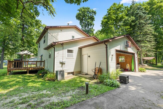 Building Photo - 4575 Oakestia St