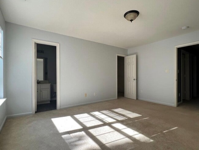 Building Photo - End Unit Townhouse Near Town Center VB
