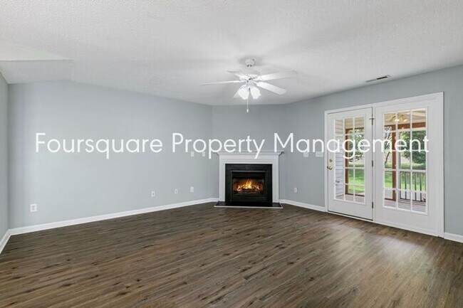 Building Photo - Townhome | Screened Back Porch | Back Pati...