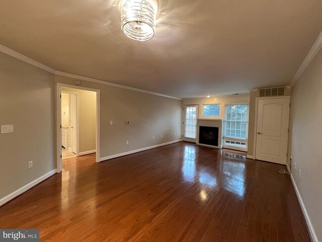 Building Photo - 6924 Fairfax Dr