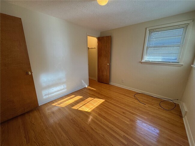 Building Photo - 16 Summit St