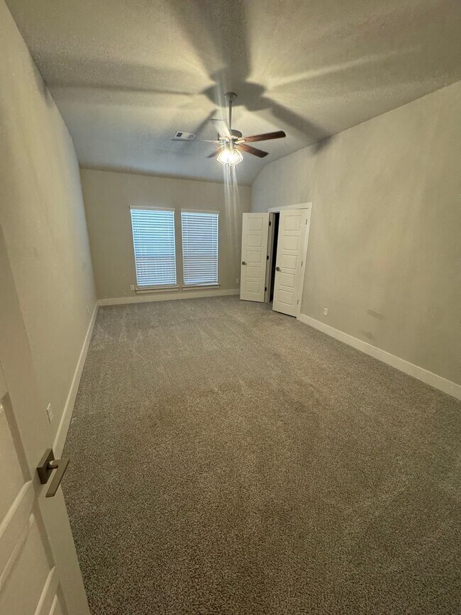 Building Photo - 3/2/2 located in Godley! Move in Specials call to inquire