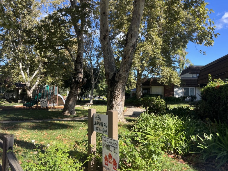 Building Photo - 10416 Larwin Ave