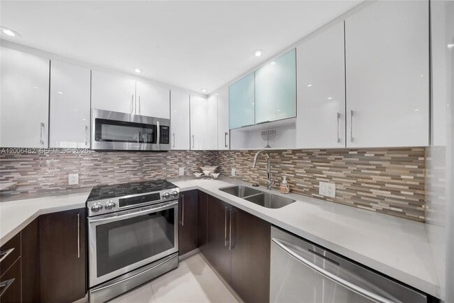 Building Photo - 100 Bayview Dr