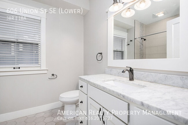 Building Photo - 606 Union Ave NE