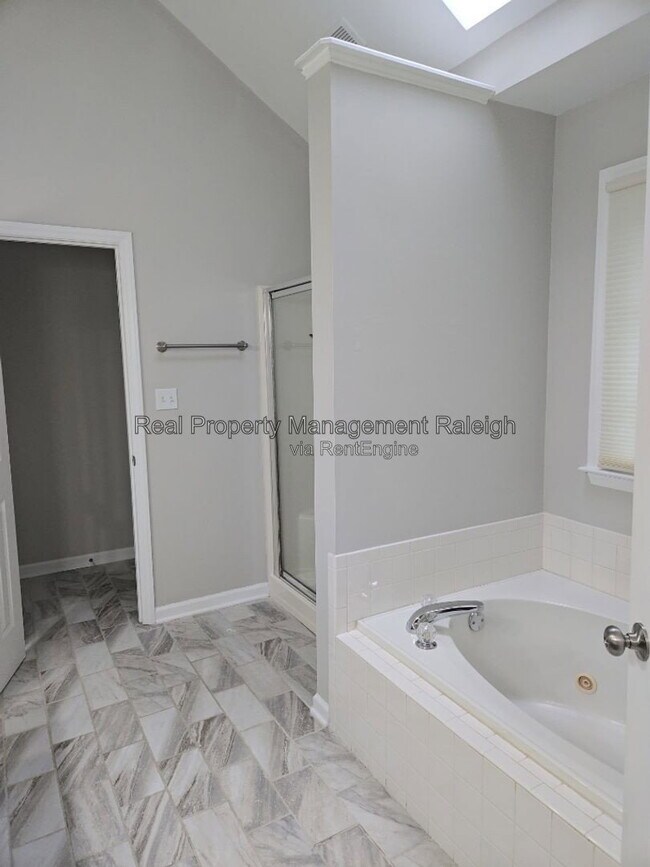 Building Photo - 8500 Clivedon Dr