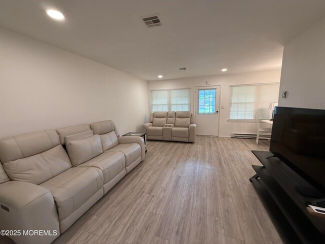 Building Photo - 1178B Clydebank Ct
