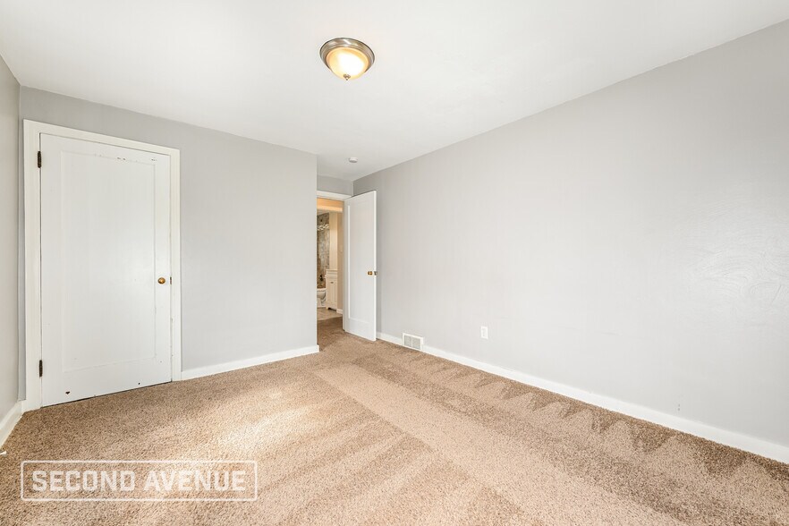 Building Photo - 220 Briarwood Dr