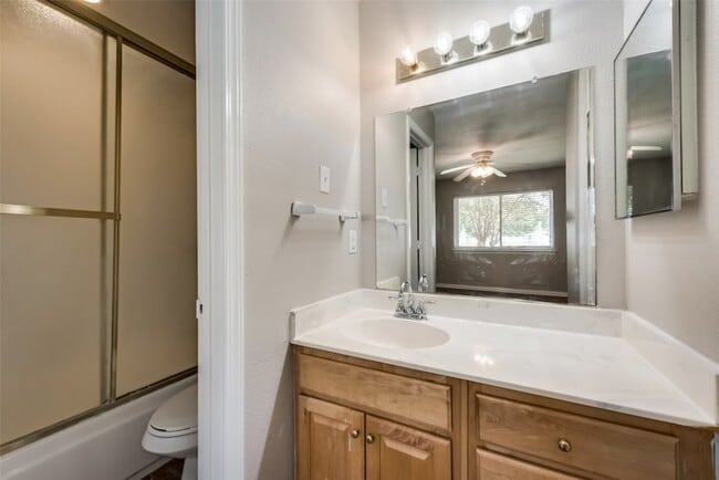 Building Photo - 5605 Valley Mills Dr