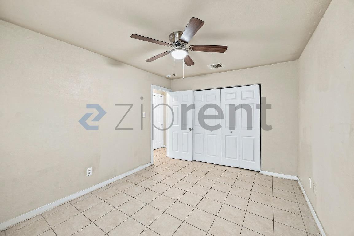 Building Photo - Unit