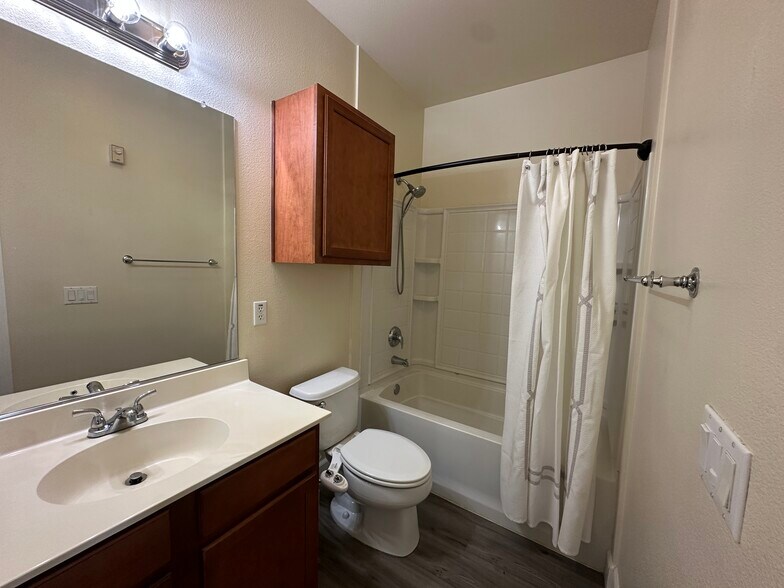 Building Photo - 5350 Dunlay Dr