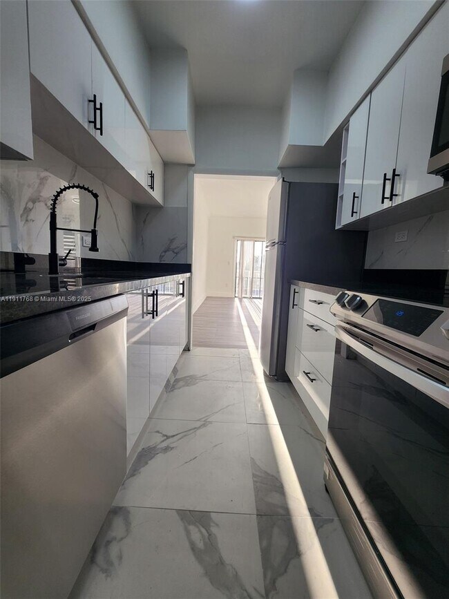 Building Photo - 2101 Normandy Dr