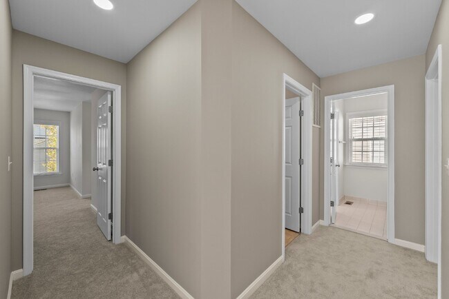 Building Photo - Embrace Elegant Living in Gainesville!