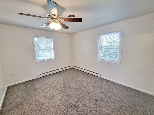 Building Photo - 3 Bed / 1-1/2 Bath Single Family Home