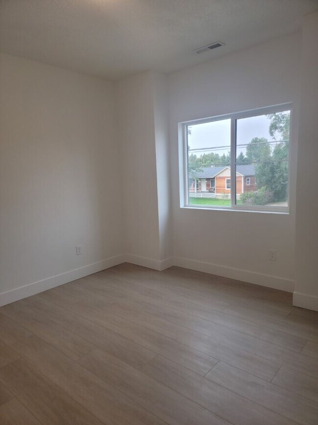Building Photo - Brand New 4 Bed 3 Bath Modern Farmhouse St...
