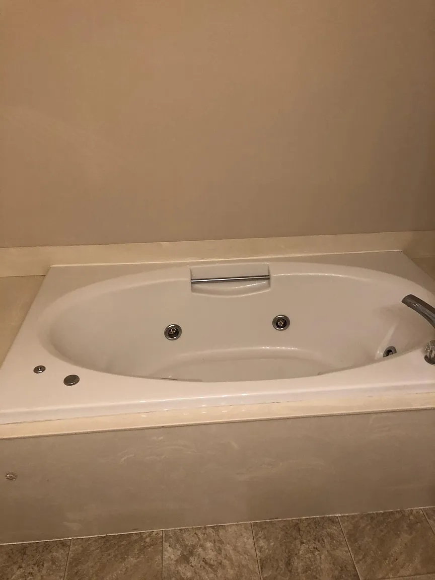 Jacuzzi tub in master bathroom - 8600 Old Carriage Ct