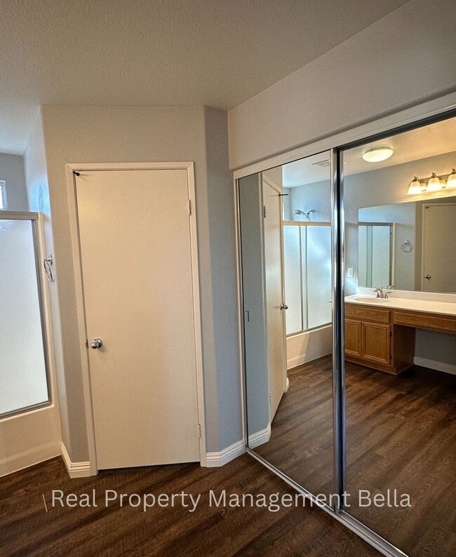 Building Photo - Lakeview Pool Retreat in a Private Cul-de-Sac Setting