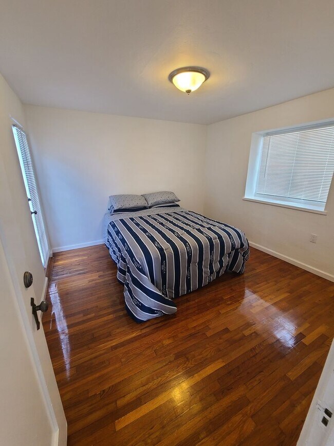 Building Photo - Charming 2 Bed 1 bath "monthly rental" in ...