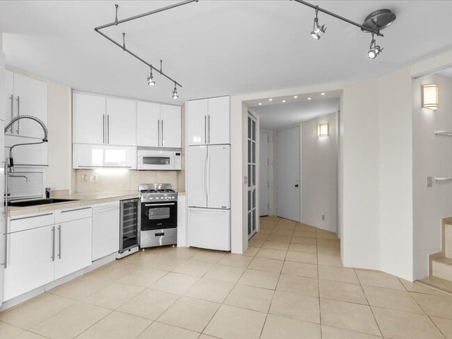 Building Photo - 65 E India Row