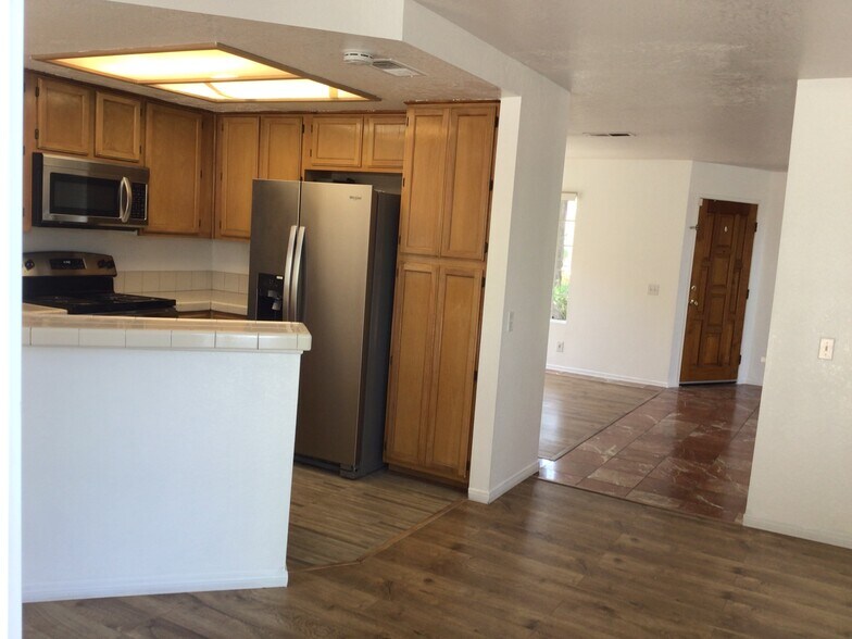 Building Photo - 10864 Avenida de los Lobos