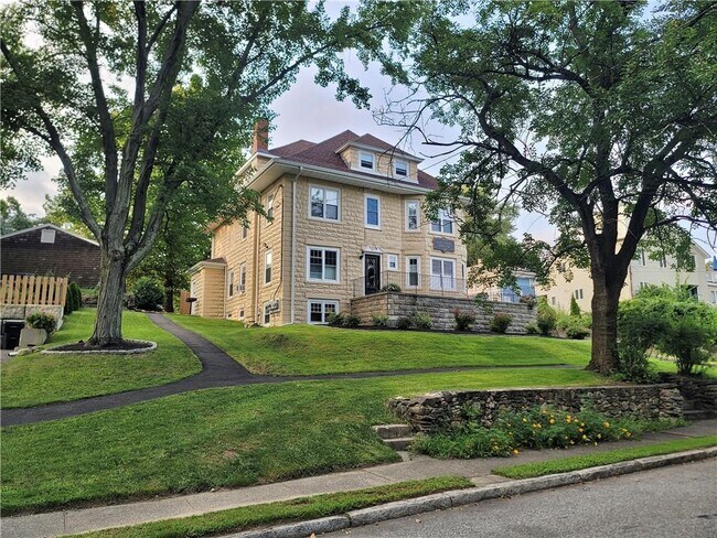 Building Photo - 141 Bourne Ave