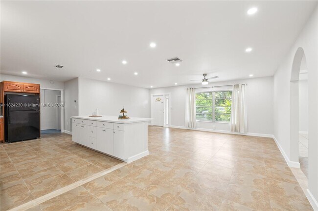 Building Photo - 7312 NW 58th Ct