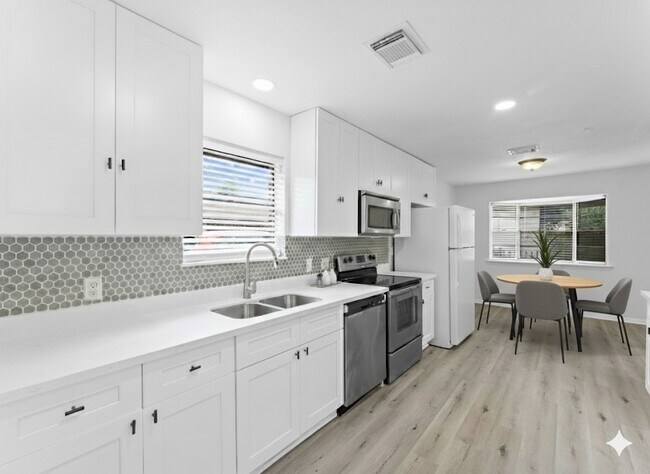 Building Photo - 2122 Briar Cir
