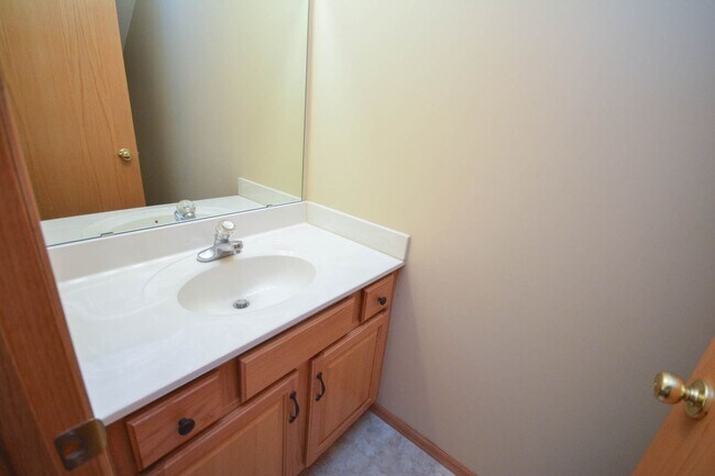 Building Photo - 2-story townhome in fantastic location!