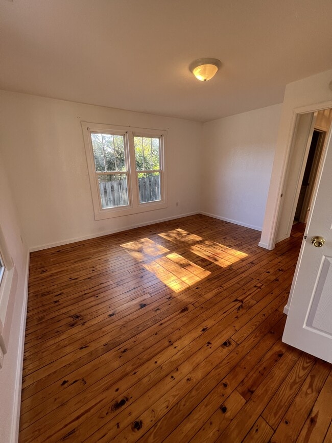 Building Photo - 607 Snow St