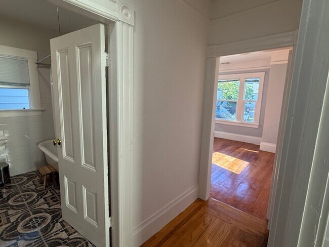 Building Photo - 513 2nd Ave