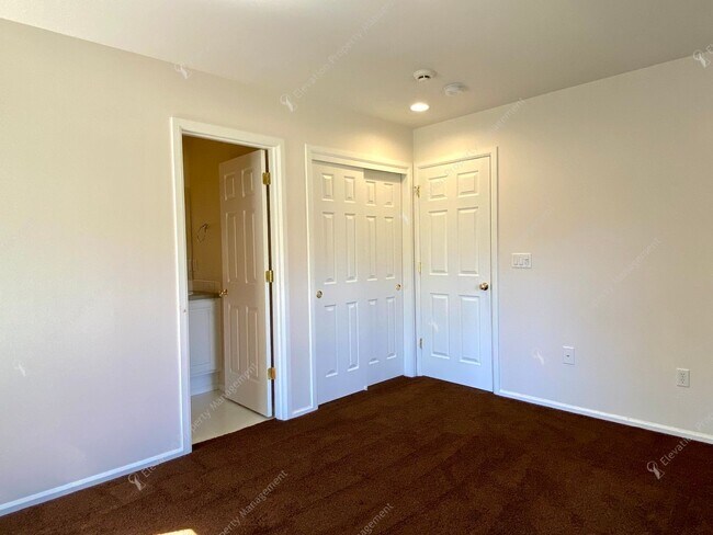 Building Photo - Charming and unique 2 BR in an upscale west Bend neighborhood