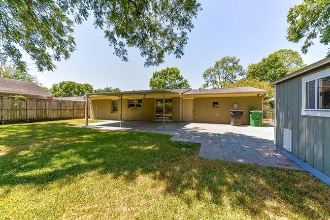 Building Photo - 2014 Woodvine Dr