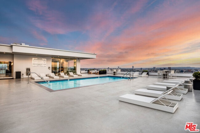 Building Photo - 1100 Alta Loma Rd