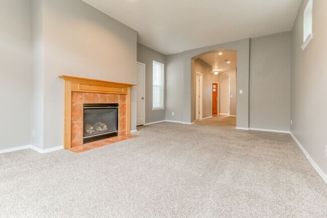 Building Photo - Beautiful 3 Bedroom Home in Beaverton with Fenced Patio, Attached Garage & Fireplace!