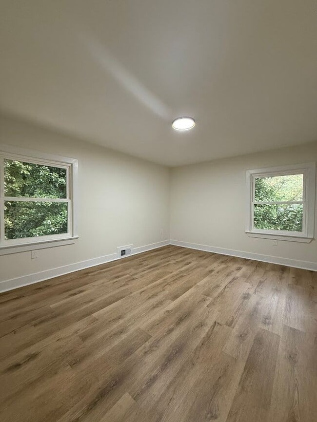 Building Photo - 5 Bed 3 bath in Atlanta!