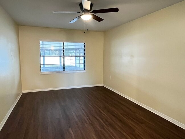 Building Photo - 947 Wages Way