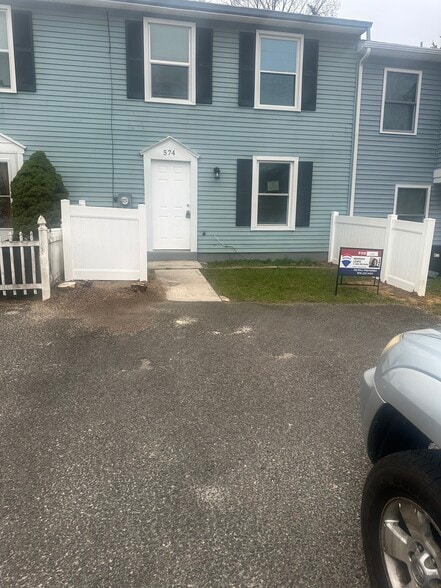 Building Photo - 574 W Loch Lomond Dr