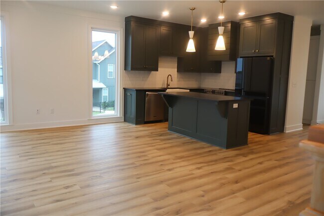 Building Photo - 2085 E Roe Ter
