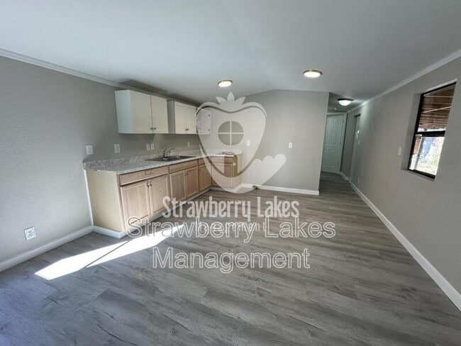 Building Photo - 4210 Leonard St