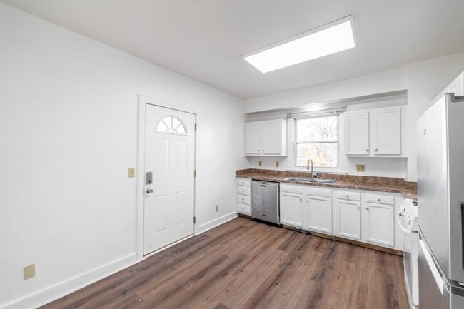 Building Photo - Spacious 4 Bedroom 2 Full Baths Available Kenosha