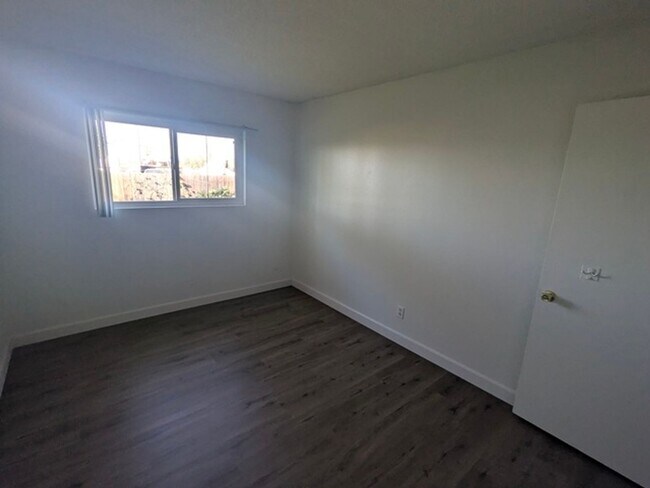 Building Photo - 4 Bedroom 2 Bathroom Single Story Home in Spring Valley