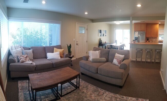 Building Photo - Immaculate 5 Bedroom 3 bath home with beautiful hill views!