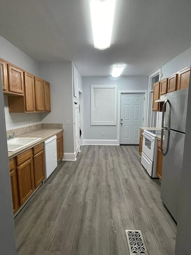 Building Photo - 643 E Henry St