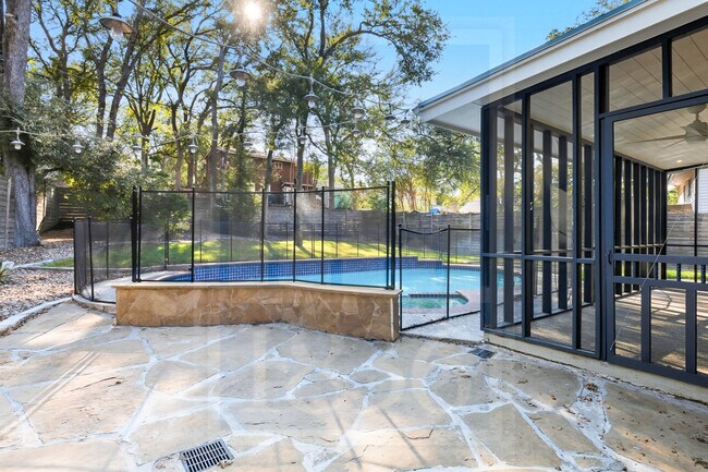 Building Photo - 1705 Deerfield Dr