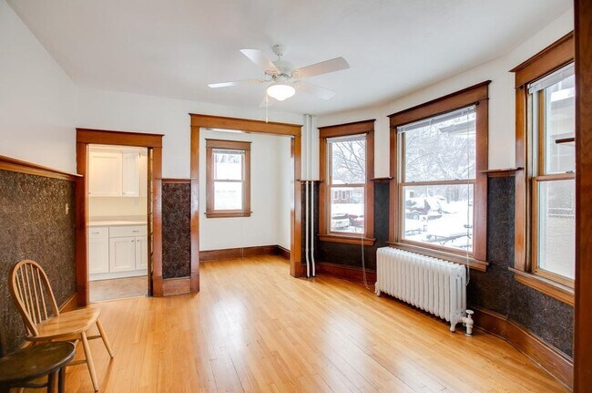 Building Photo - 807 Snelling Ave N