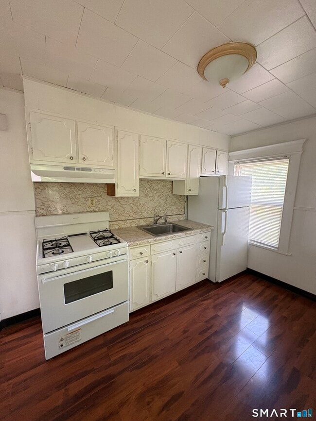 Building Photo - 225 Whiting Ln