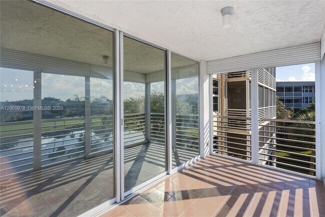 Building Photo - 4030 W Palm Aire Dr