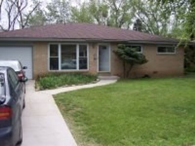 Building Photo - AUGUST PRE-LEASE Updated kitchen, Granite,...