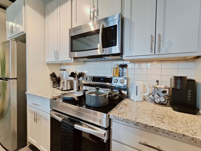 Building Photo - 212 W Roberts Ave